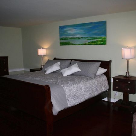 Shea'S Riverside Inn & Motel Essex Экстерьер фото