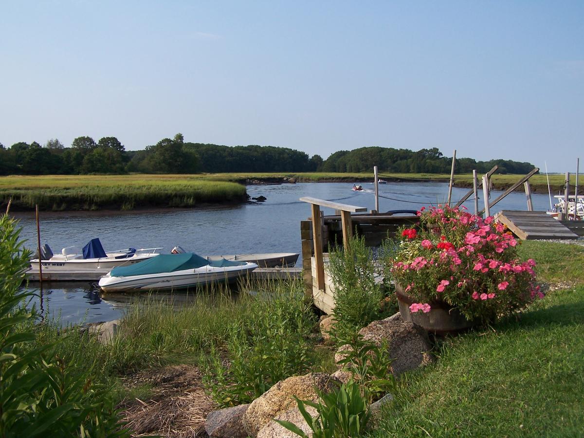 Shea'S Riverside Inn & Motel Essex Экстерьер фото