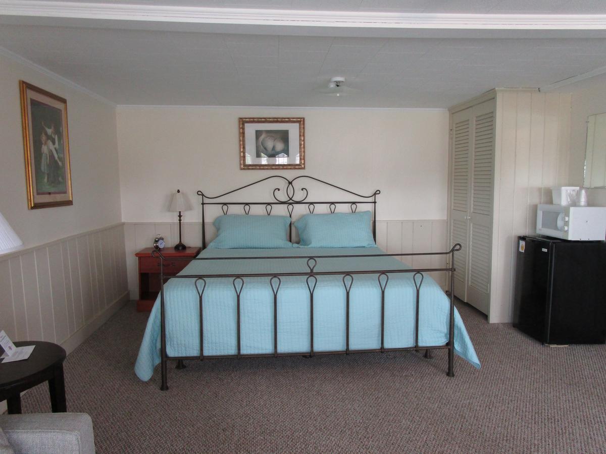 Shea'S Riverside Inn & Motel Essex Экстерьер фото