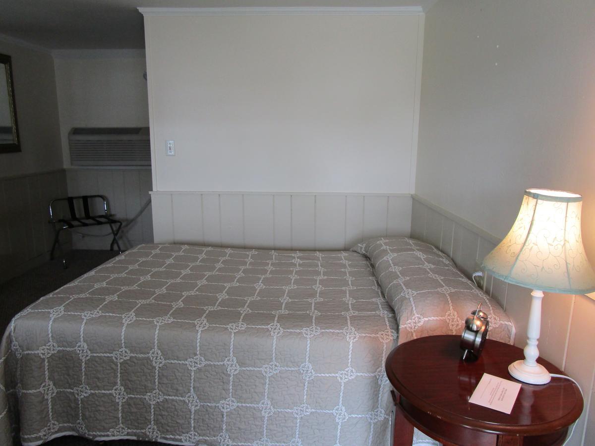 Shea'S Riverside Inn & Motel Essex Экстерьер фото