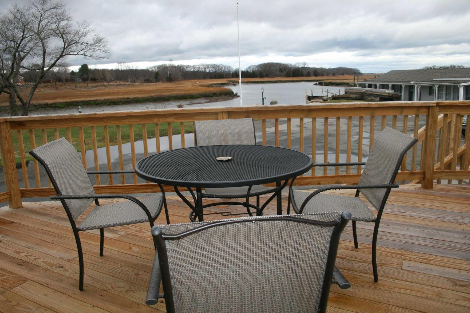 Shea'S Riverside Inn & Motel Essex Экстерьер фото