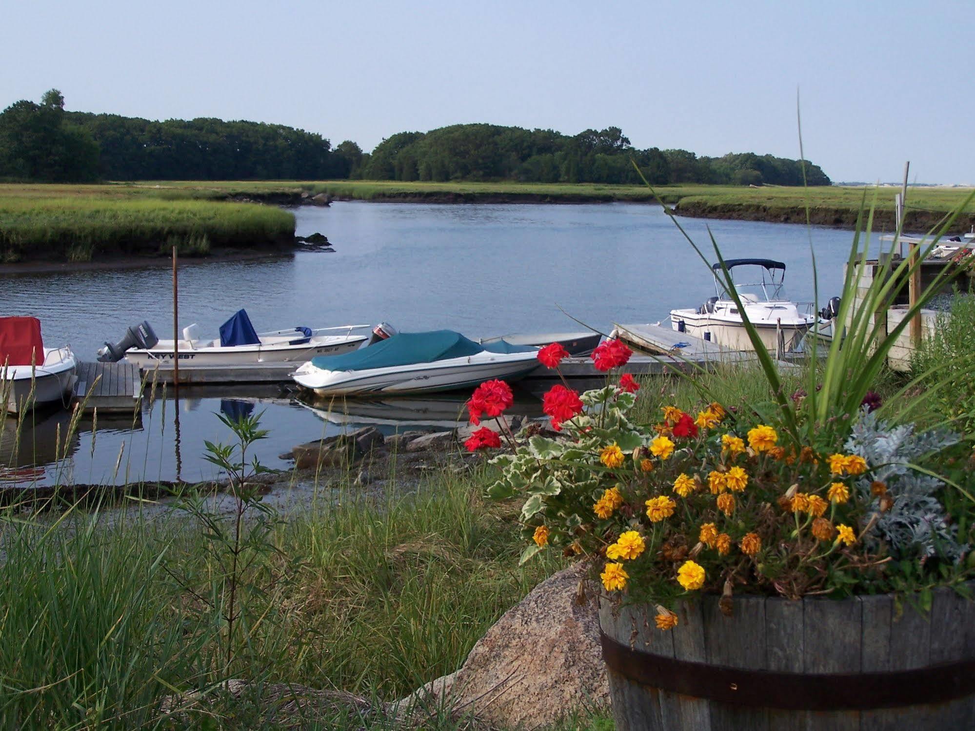 Shea'S Riverside Inn & Motel Essex Экстерьер фото