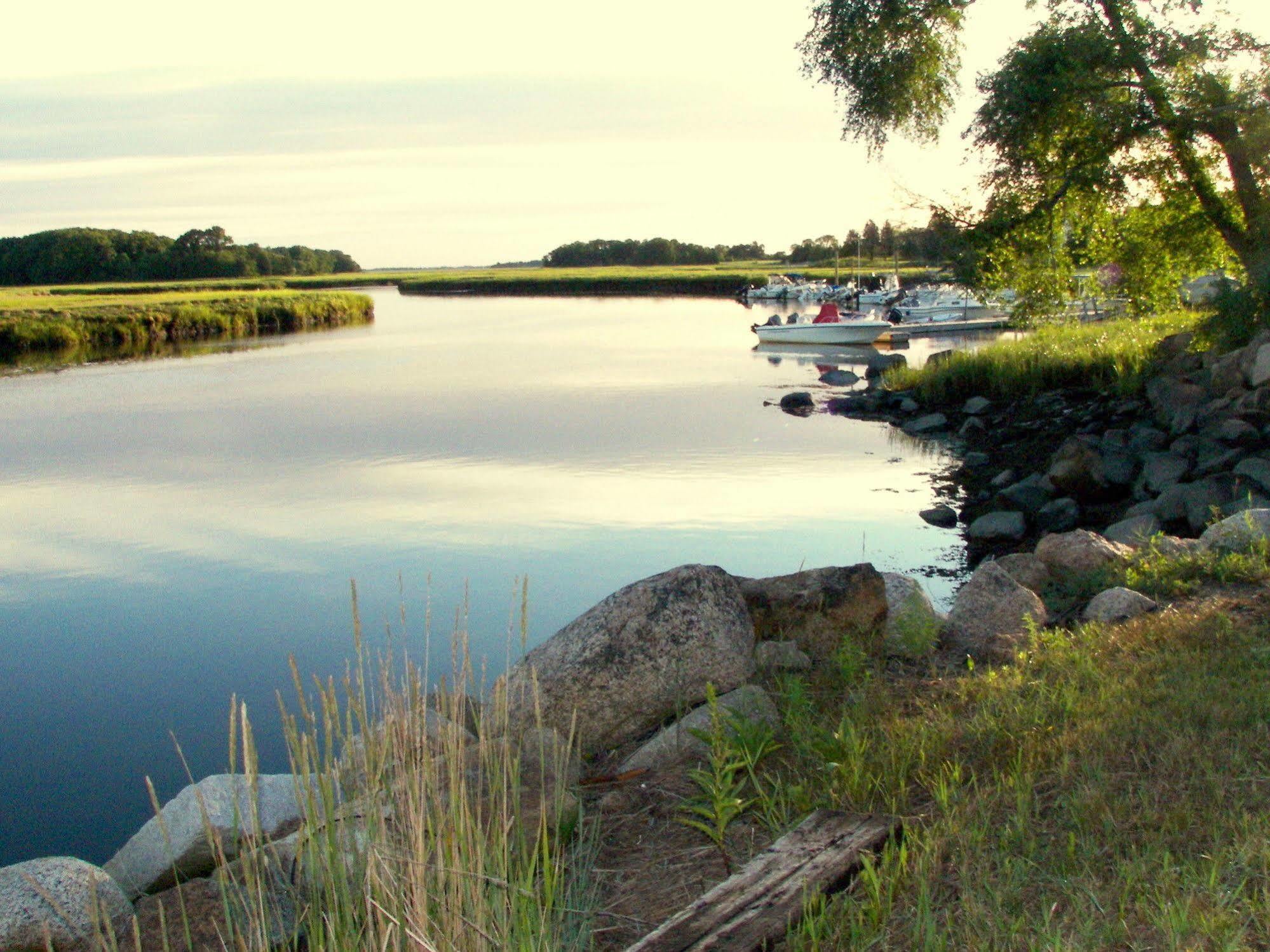 Shea'S Riverside Inn & Motel Essex Экстерьер фото