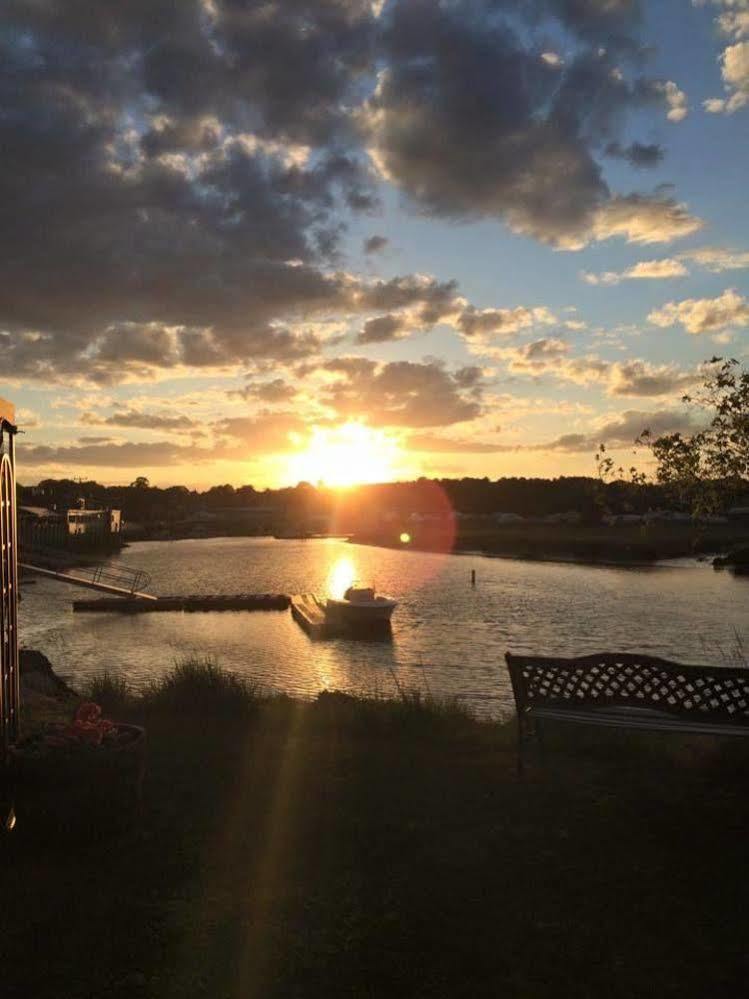 Shea'S Riverside Inn & Motel Essex Экстерьер фото
